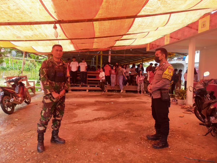 Bhabinkamtibmas Hadir Memberikan Rasa Aman Perayaan Natal PKK Lembang Leatung Matallo