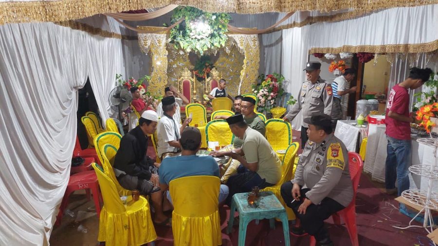 LAKUKAN SAMBANG, KA. SPKT BERSAMA BHABINKAMTIBMAS POLSEK MA’RANG POLRES PANGKEP BERIKAN HIMBAUAN KEPADA WARGA DIPESTA PERNIKAHAN