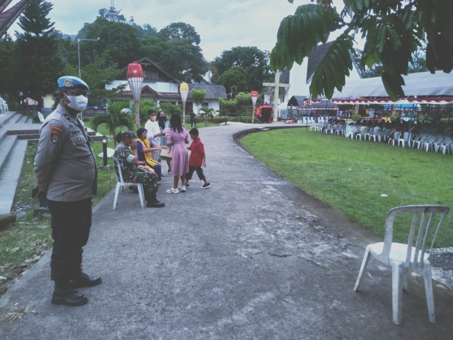 Soliditas TNI-Polri Amankan Ibadah Perayaan Natal Di Gereja Toraja Jemaat Rantepao Toraja Utara