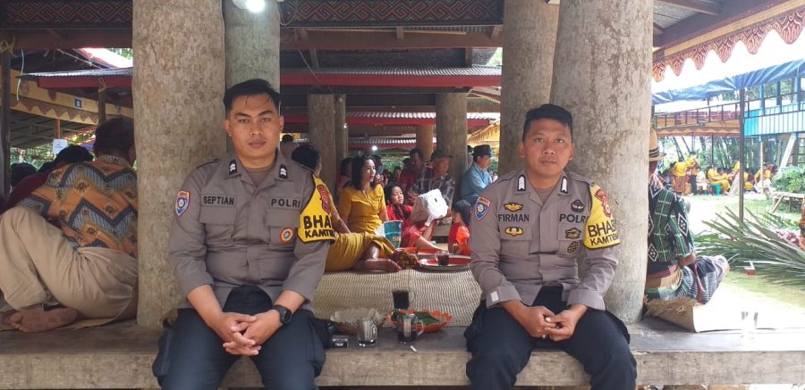 Bhabinkamtibmas Polsek Makale Sambangi acara Syukuran Tongkonan