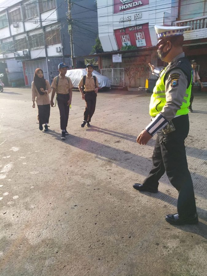 Jaga Keselamatan, Satlantas Polres Pelabuhan Makassar bantu Anak Sekolah Menyebrang Jalan