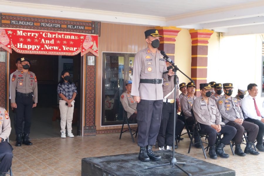 Waka Polsek Makale bersama Bhabinkamtibmas menyambangi warga yang berduka
