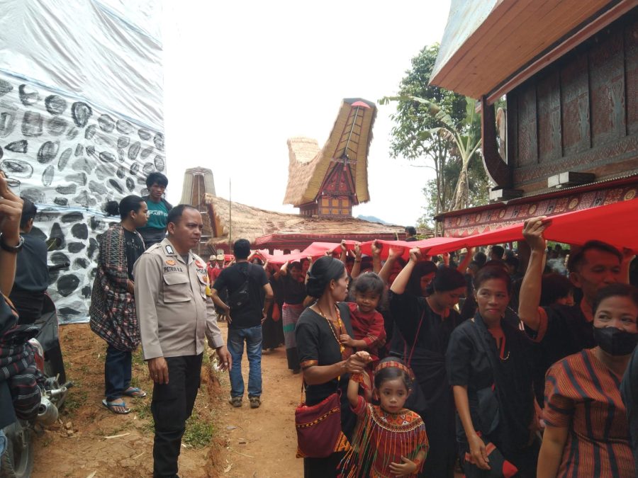 Waka Polsek Makale bersama Bhabinkamtibmas menyambangi warga yang berduka