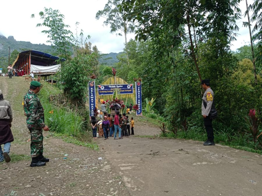 Bhabinkamtibmas Pengamanan Pentahbisan Gedung Gereja Toraja Jemaat Sumpali