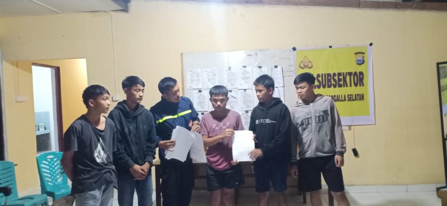 Personil Polsek Sangalla Mempertemukan Kedua Belah Pihak Yang Berselisi Paham
