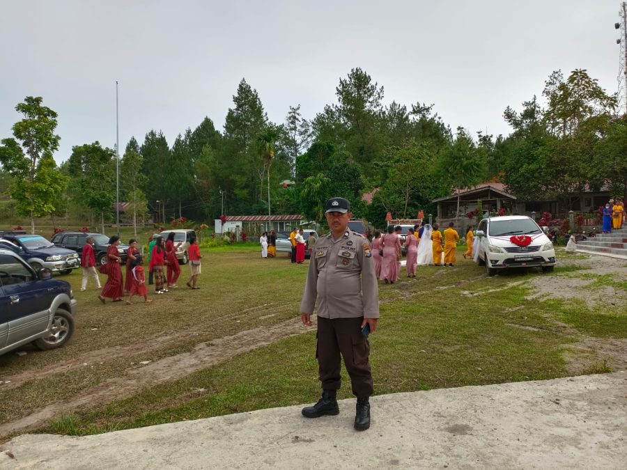 Bhabinkamtibmas Polsek Makale melaksanakan pengamanan rambu solo’