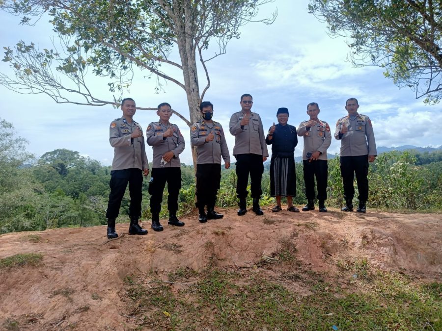 Bhabinkamtibmas Polsek Makale melaksanakan pengamanan rambu solo’