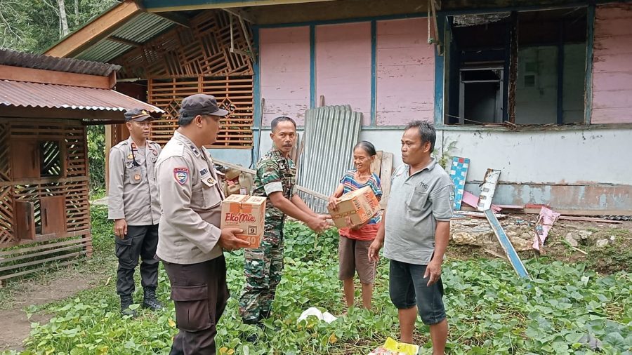 Kapolsek Sanggalangi Pimpin Aksi Peduli Bantu Korban Bencana Tanah Longsor di Kesu Toraja Utara