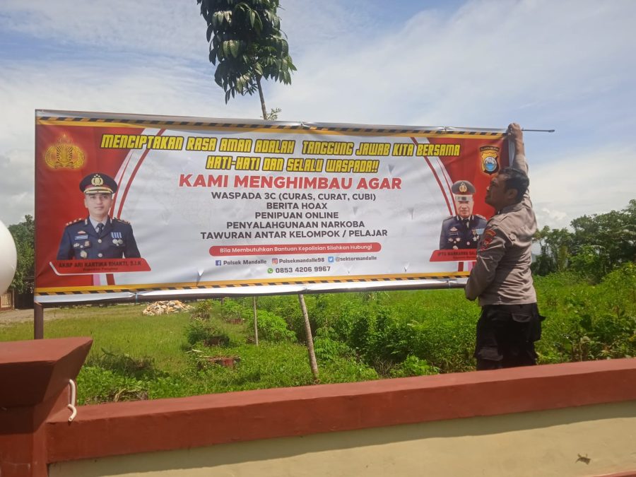 Personil Polsek Mandalle Pasang Spanduk Himbauan Kamtibmas Di Depan Mapolsek