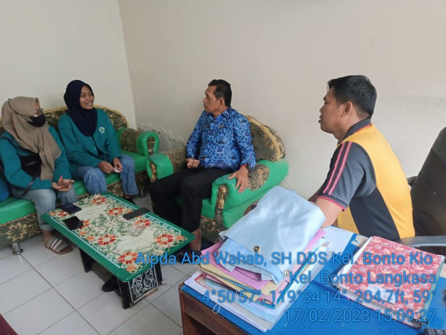 BHABINKAMTIBMAS BERSAMA SEKLUR BONTO KIO MENERIMA MAHASISWI UMMA YANG AKAN MELAKUKAN PENELITIAN BUDAYA DAN BAHASA DIKELURAHAN BONTO KIO