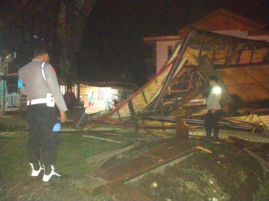 Personel Polsek Sesean Datangi TKP Bencana Alam Angin Puting Beliung Di Dua Lokasi