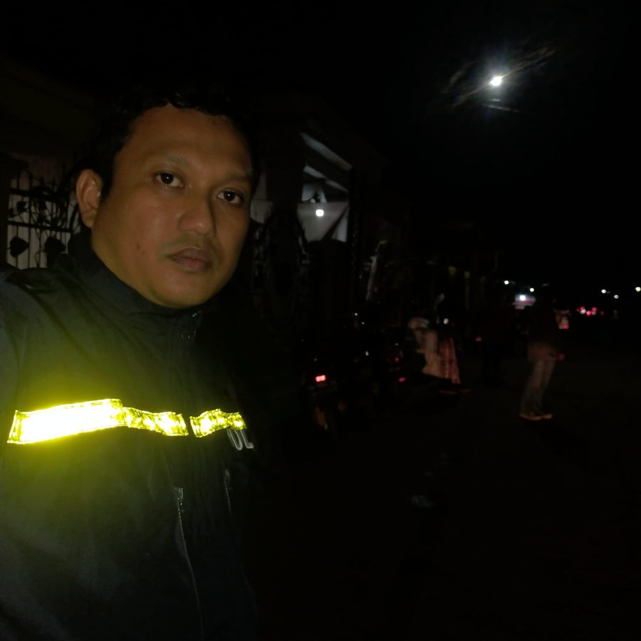 Bhabinkamtibmas Polsek Pangkajene melaksanakan giat pengamanan pesta pernikahan warga
