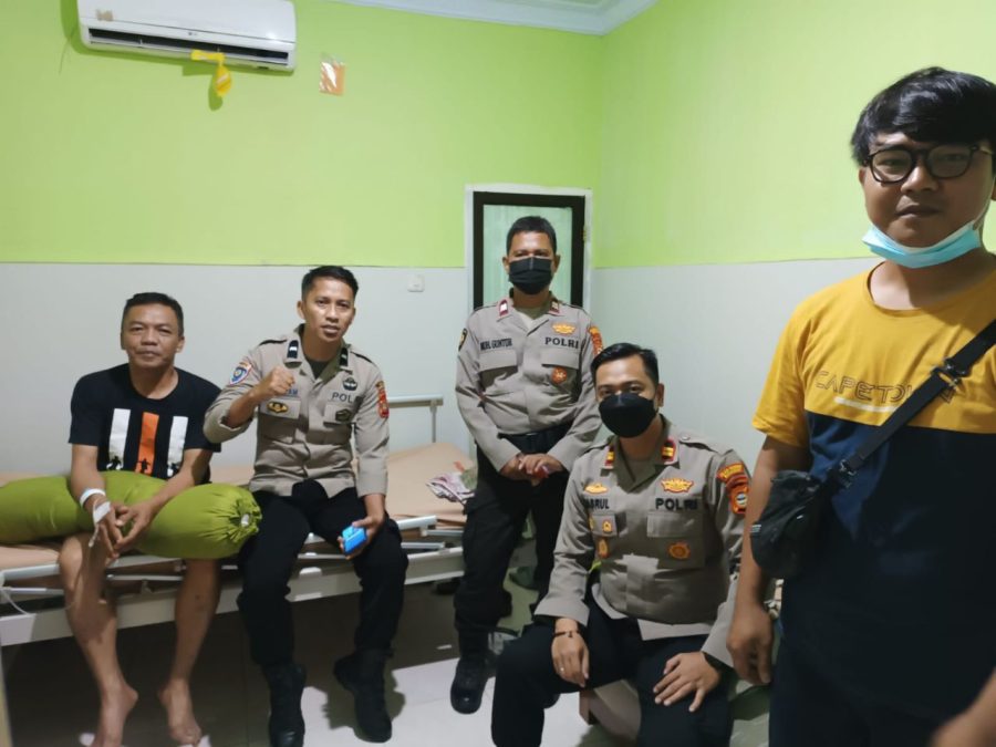 Sebagai Bentuk Kepedulian, Kapolsek Kawasan Paotere Jenguk Anggotanya yang Sakit