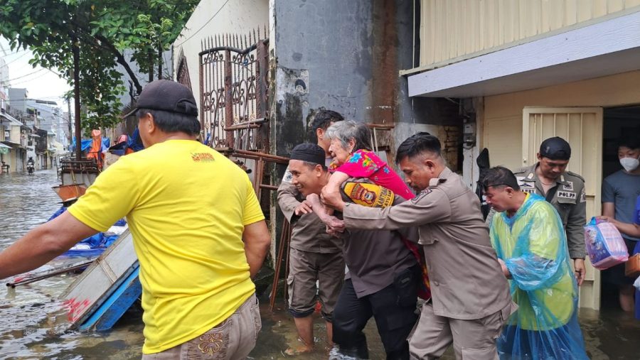 Sebaik-baik manusia adalah yang paling bermanfaat bagi manusia lainnya, Bhabinkamtibmas Melayu Baru Evakuasi Lansia yang Terjebak Banjir