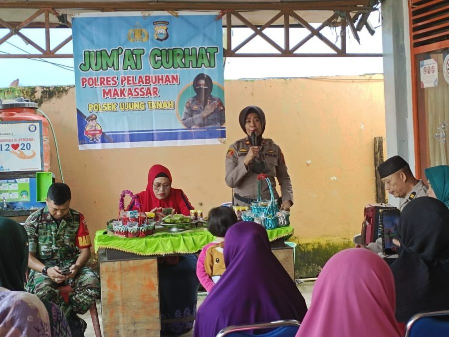 Jum’at Curhat , Masyarakat Tanyakan Terkait Debt Collector Tarik Paksa Kendaraan Kepada Kapolsek Ujung Tanah