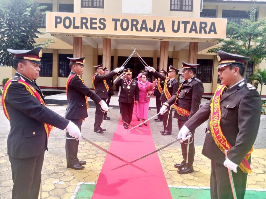 Lepas Anggota Purna Bakti, Kapolres Toraja Utara Gelar Tradisi Pedang Pora