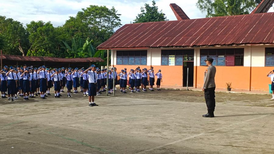 Kapolsek Sangalla menjadi Inspektur Upacara (Irup) Bendera di SMP Katolik Sangalla
