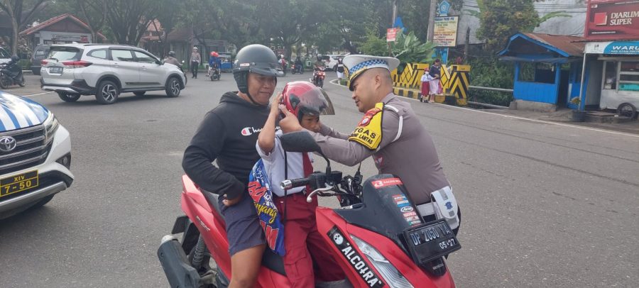 Kapolsek Sangalla menjadi Inspektur Upacara (Irup) Bendera di SMP Katolik Sangalla
