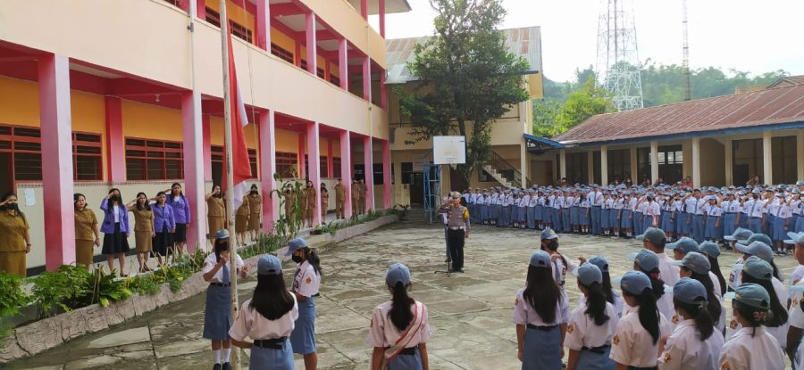 Kapolsek Sangalla menjadi Inspektur Upacara (Irup) Bendera di SMP Katolik Sangalla