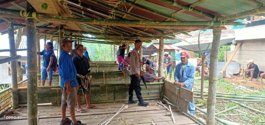 Kapolsek Sangalla menjadi Inspektur Upacara (Irup) Bendera di SMP Katolik Sangalla