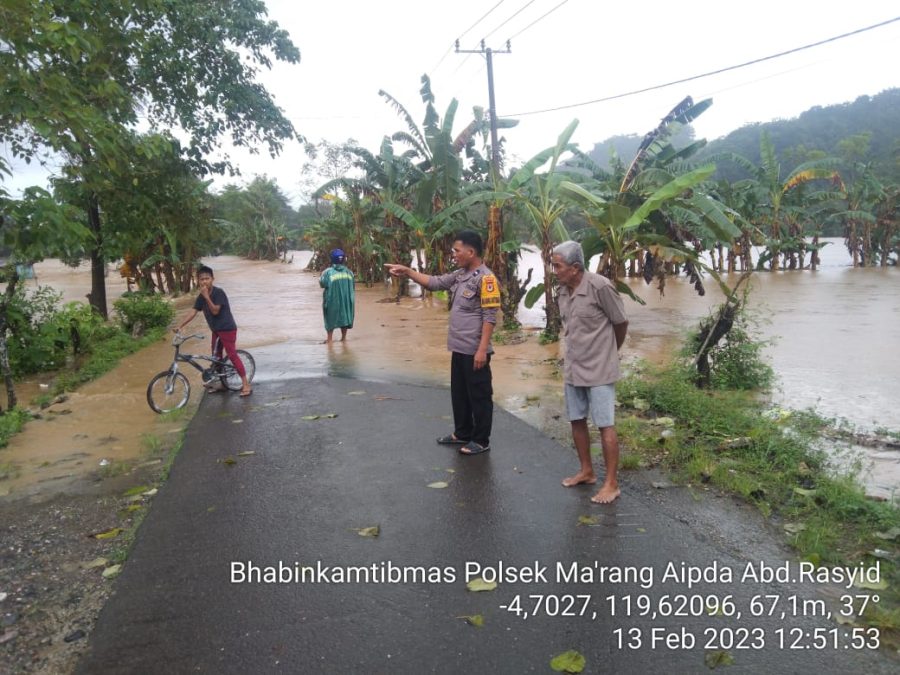 Bhabinkamtibmas Polsek Ma’rang Pangkep Lakukan Patroli Monitoring Daerah Binaan yang Rawan Banjir