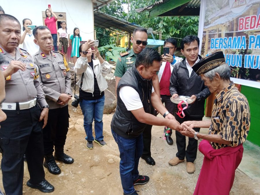 Wakapolres Toraja Utara Hadiri Penyerahan Kunci Bedah Rumah Dalam Rangkaian Perayaan 110 Tahun IMT di Kesu