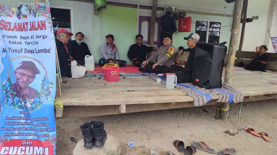 Bhabinkamtibmas Pengamanan pesta adat Rambu solo di Lembang Letek