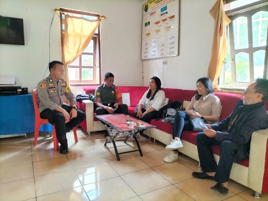 Bhabinkamtibmas Pengamanan pesta adat Rambu solo di Lembang Letek