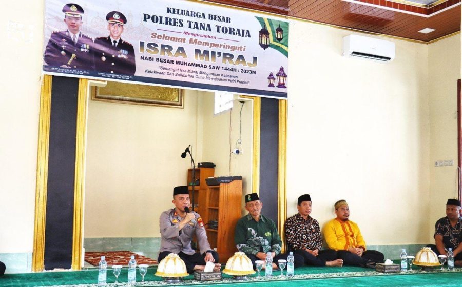 Bhabinkamtibmas Polsek Makale Menghadiri Penyerahan Kunci Bedah Rumah