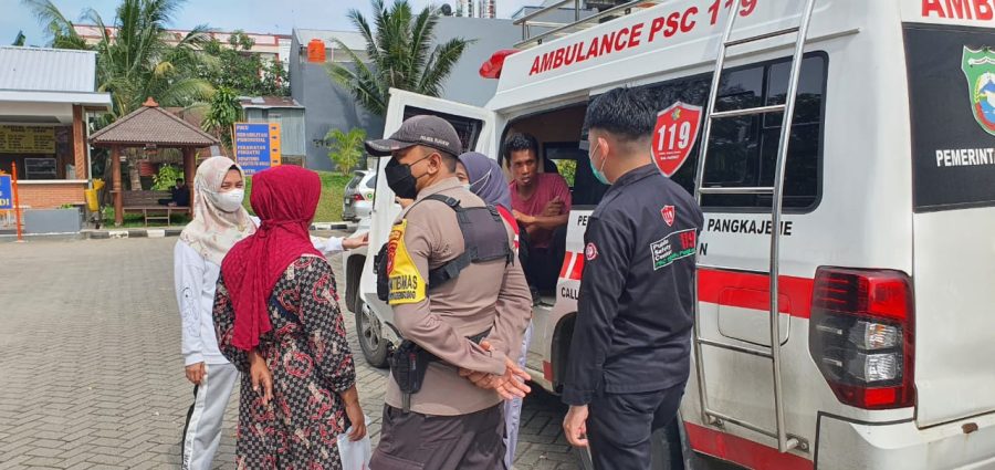 Bhabinkamtibmas Mengevakuasi Warga Binaan yang diduga mengalami gangguan jiwa ( ODGJ ) dari pulau Satando ke RSJ Dadi Makassar