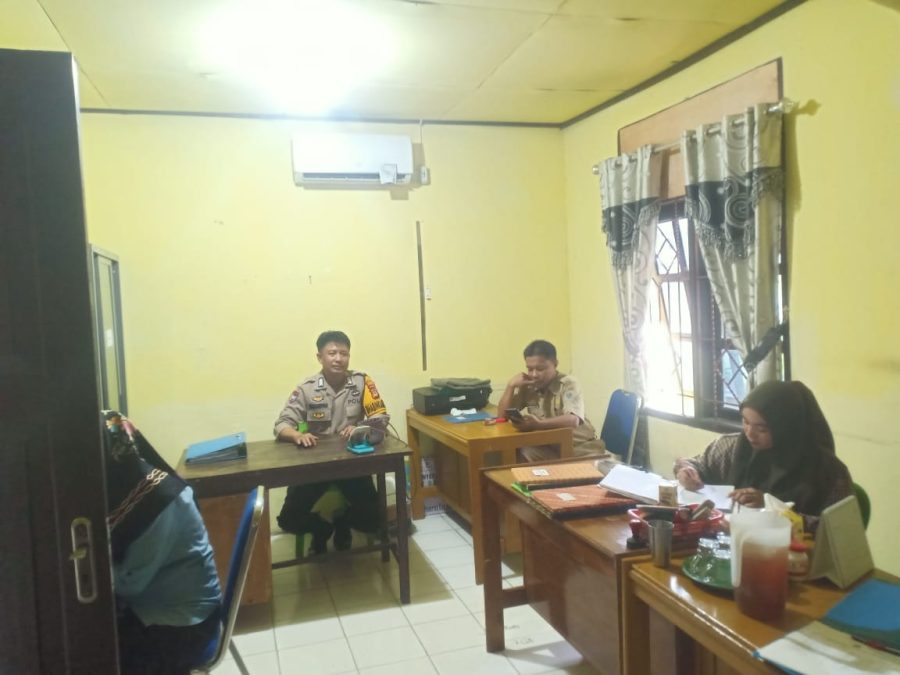 SilatLurahmi, Bhabinkamtibmas Bripka Irwansyah Kunjungi Kantor Lurah dan Berikan himbauan Kamtibmas