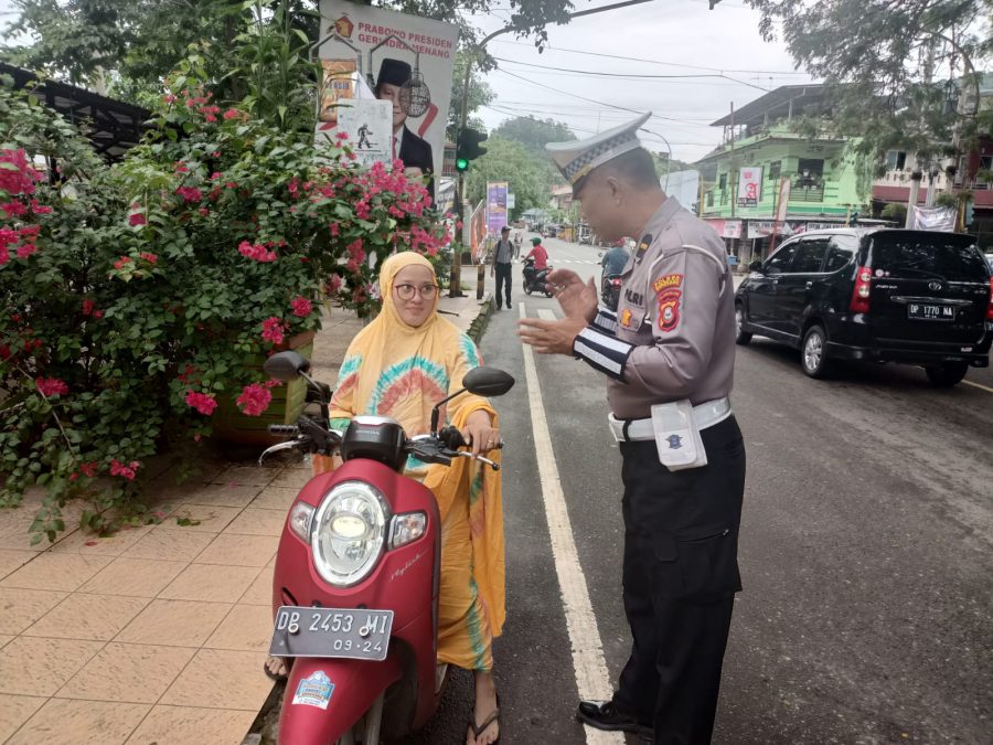 Kaurbin Opsnal Satlantas Polres Hentikan Pengendara Yang Tidak Menggunakan Helm