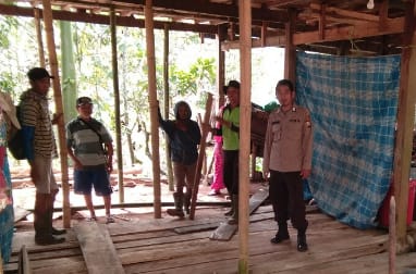 Bhabinkamtibmas Polsek Malua Lakukan Kunjungan Ke Desa Binaannya Untuk Menciptakan Rasa Aman