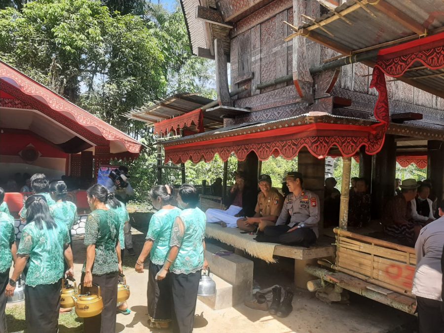 Kapolsek Makale bersama Bhabinkamtibmas Pengawasan Pesta Rambu Solo’