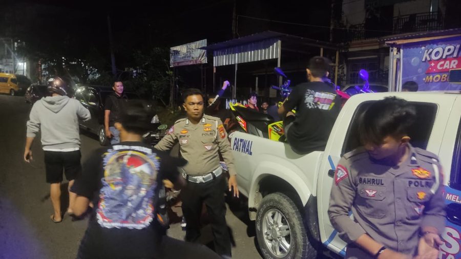 Satlantas Polres Enrekang Dan Gabungan Personil Polres Enrekang Amankan 13 Motor Yang Melakukan Balap Liar
