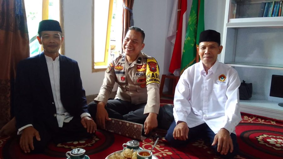 Bhabinkamtibmas Polsek Makale memantau acara pembekalan Pengurus DPD LDII