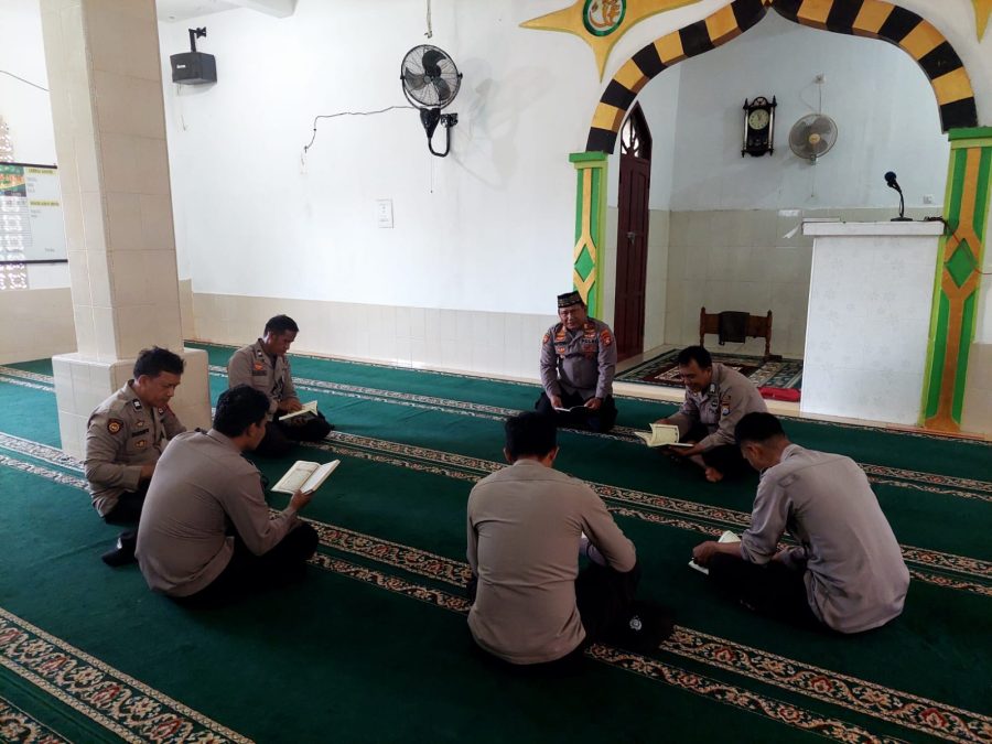 Berikan Bimbingan Rohani , Kapolsek Alla Perkuat Mental Personilnya