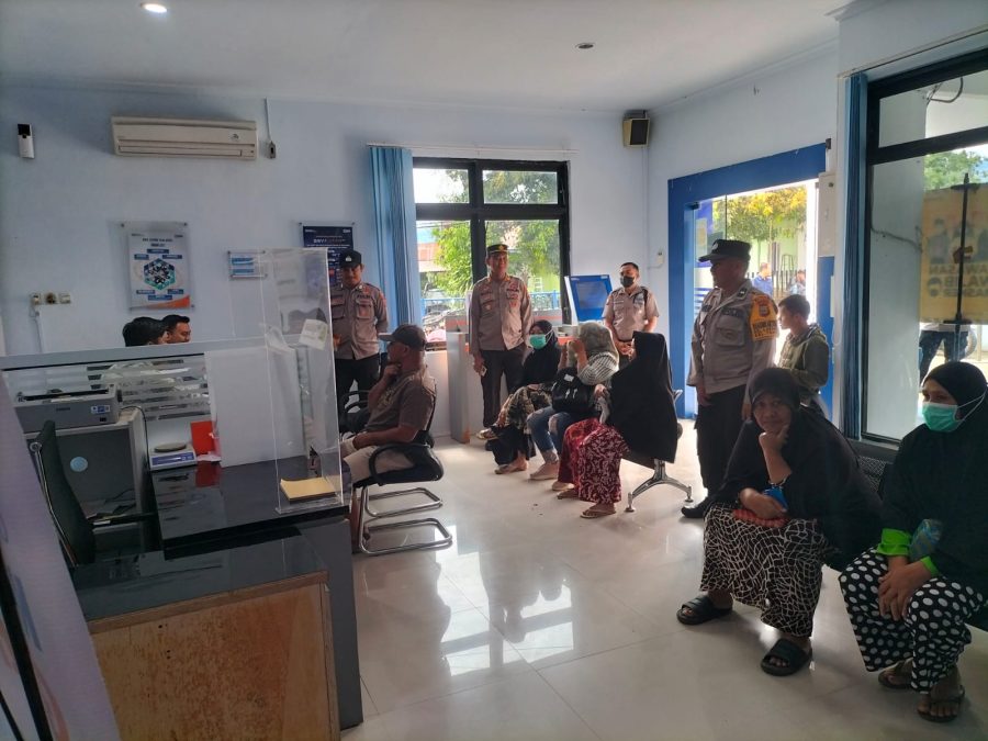 Kapolsek Anggeraja Pimpin Patroli Ke Bank BRI Unit Cakke Dan Sampaikan Himbauan