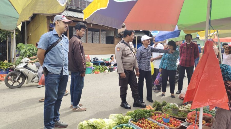 Bhabinkamtibmas Polsek Makale Melakukan Pendampingan Operasi Pasar