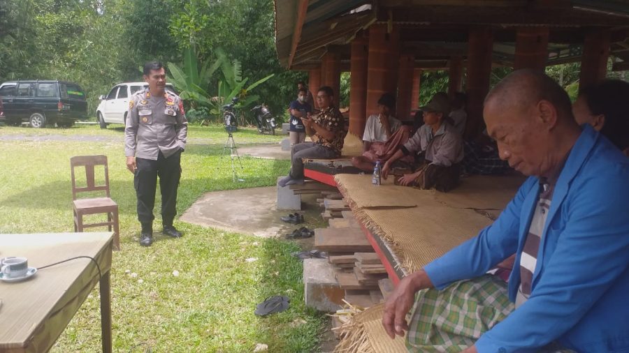 Bhabinkamtibmas Polsek Makale Melakukan Pendampingan Operasi Pasar