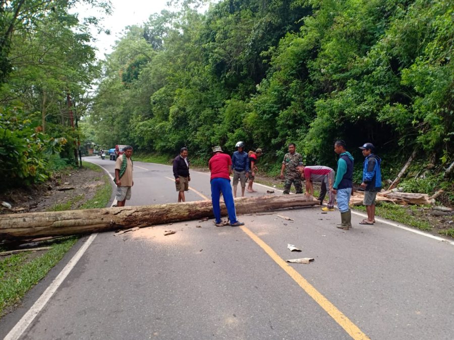 Bhabinkamtibmas Polsek Makale Melakukan Pendampingan Operasi Pasar