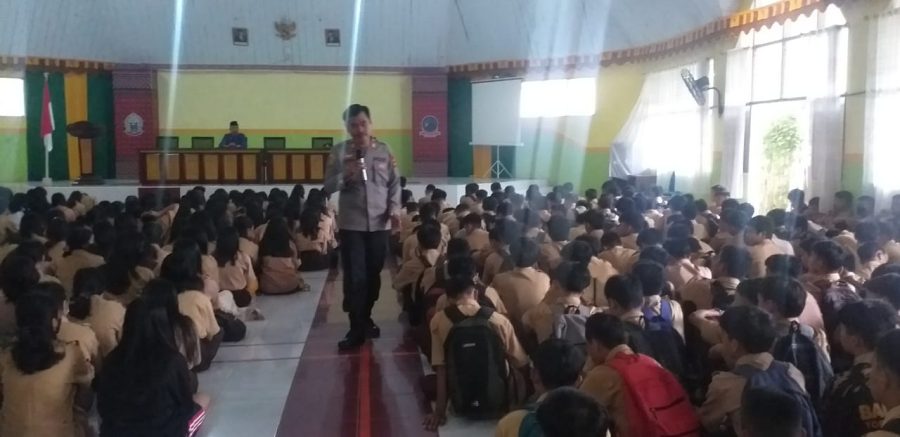 Bhabinkamtibmas Polsek Makale Melakukan Pendampingan Operasi Pasar