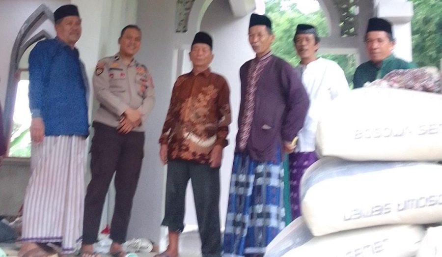 Bhabinkamtibmas Polsek Makale menghadiri acara pengajian rutin bulanan di kelurahan Tarongko