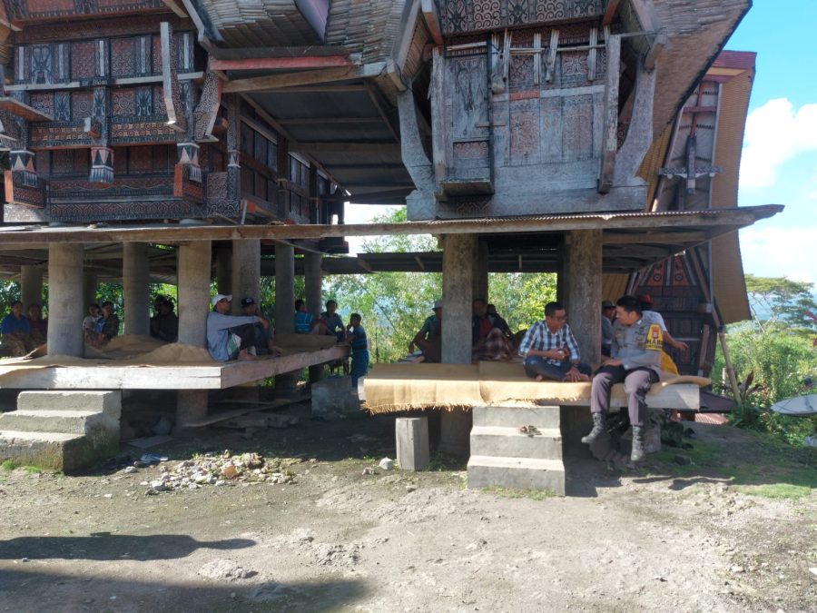 Bhabinkamtibmas Polsek Makale Memasang Spanduk Pelayanan Pengaduan Propam