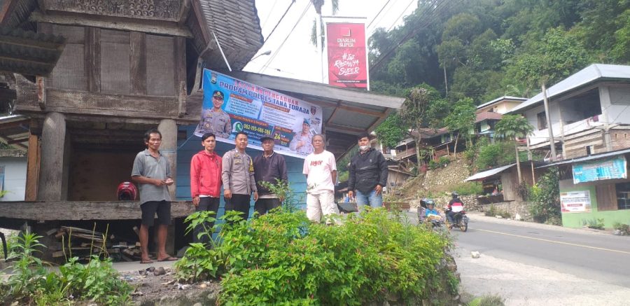 Bhabinkamtibmas Polsek Makale Memasang Spanduk Pelayanan Pengaduan Propam