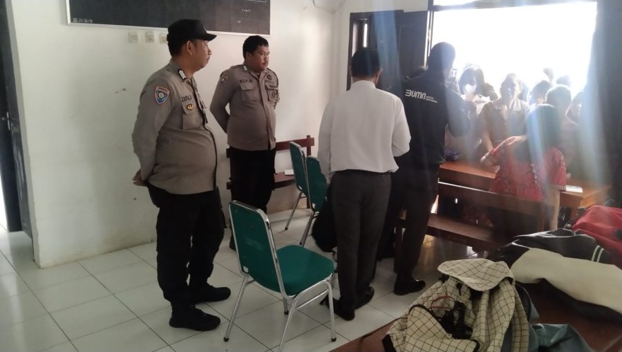 Bhabinkamtibmas Polsek Makale Memasang Spanduk Pelayanan Pengaduan Propam