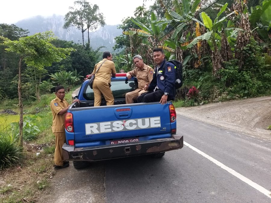 Bhabinkamtibmas Polsek Makale Memasang Spanduk Pelayanan Pengaduan Propam