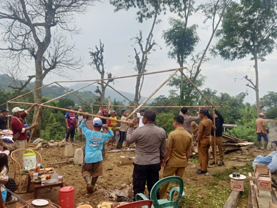 Tanggap Bencana, Kapolsek Alla Tinjau Lokasi Rumah Warga Yang Roboh