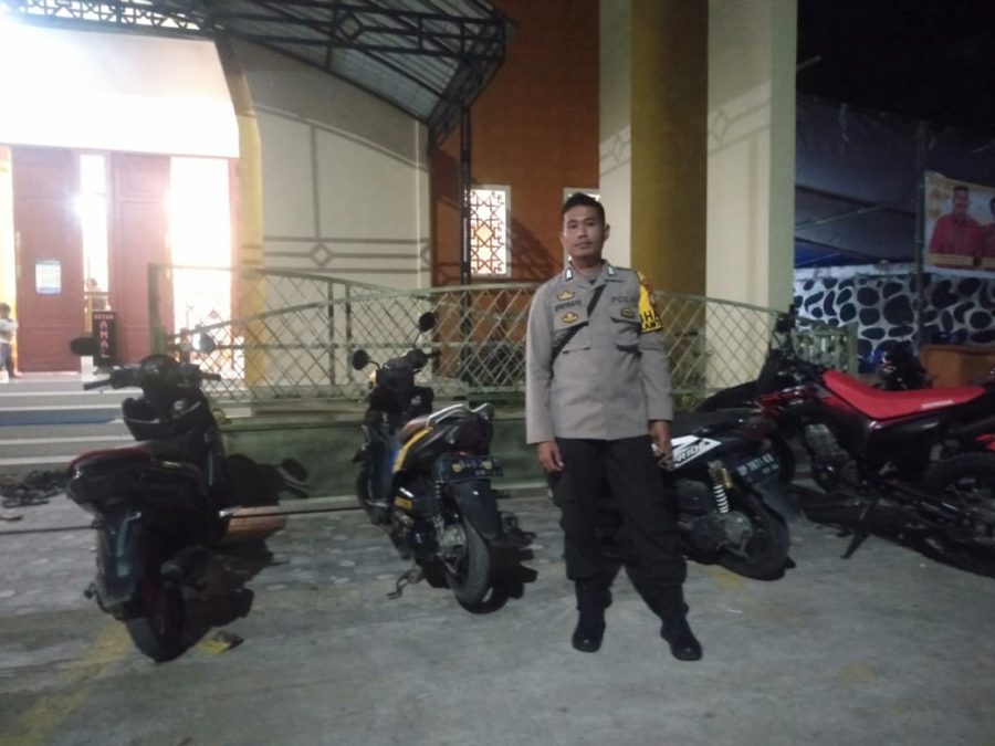 Bhabinkamtibmas Polsek Mengkendek Pengamanan Sholat Tarwih Di Masjid Nurul Hidayah Karangan Buntu Limbong