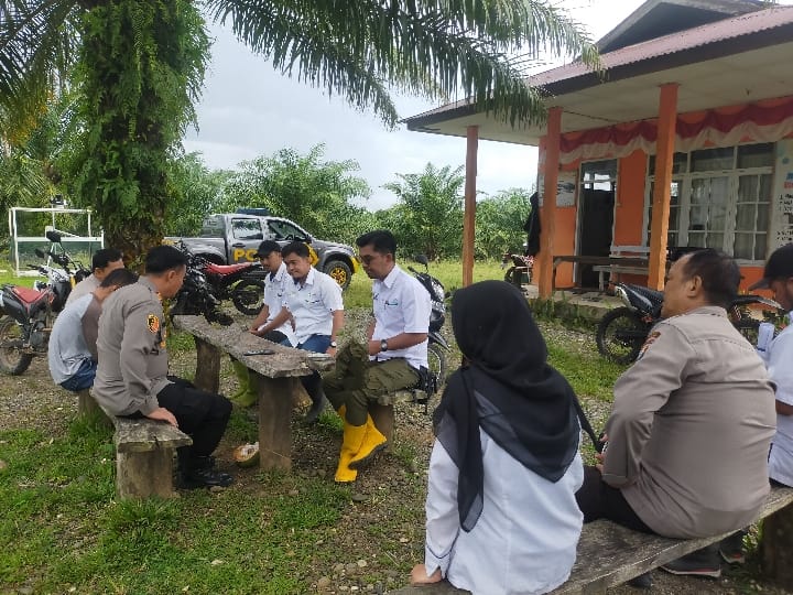 Kembali Kapolsek Maiwa AKP Abd Samad Laksanakan Program Jumat Curhat, Sasar Pekerjaan Harian Dan Staf PTPN XIV Unit Keera-Maroangin
